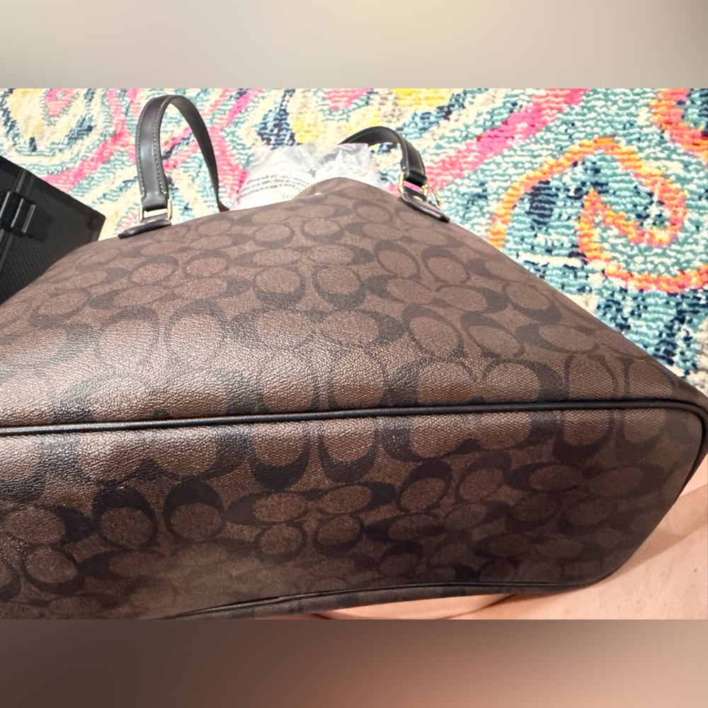 👜 Coach Gallery Tote in Brown Signature canvas with Gold Hardware - Picture 3 of 13